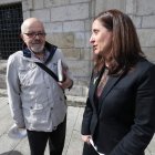 Julio Díaz e Isabel Baílez, ayer ante el Ayuntamiento.
