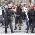 La Erzaintza trata de disolver una manifestación.