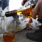 Los médicos piden aumentar el precio de las bebidas alcohólicas. JESÚS F. SALVADORES