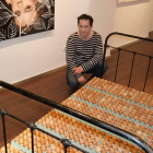 El artista Jean Claude Cubino posa con una monumental cama llena de huevos. CUEVAS