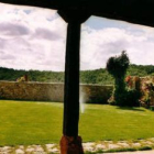 Vistas del jardín, el exterior de la casa, el salón y una de las habitaciones de La Ventadel Alma.
