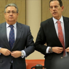 Juan Ignacio Zoido,  ministro de Interior,  junto a Rafael Merino,  durante la comparecencia en la comisión de Interior sobre asesinatos de violencia machista.
