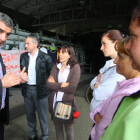 Villarrubia habló ayer con mujeres de los encerrados, junto a senadores del PSOE.