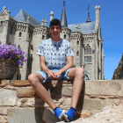 Alfonso posa delante del Palacio de Gaudí, uno de los escenarios de su futuro corto, que también promocionará Astorga.