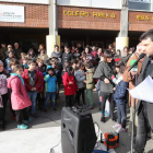 Concentración de apoyo a la conserje en el colegio. ANA F. BARREDO