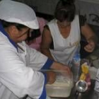 Dos mujeres, en el curso de cocina que se imparte en San Andrés dentro del proyecto Acaná