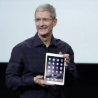 Tim Cook muestra el nuevo iPad Air 2.