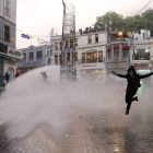Antidisturbios turcos utilizan un cañón de agua para dispersar a los manifestantes.