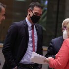 Pedro Sánchez y la canciller Merkel ayer tras el acuerdo con los presidentes de Portugal y Grecia. STEPHANIE LECOCQ