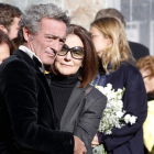 Arriba, Isabel Azcárate, mujer de Arroyo, y el hijo del artista, Pimpi. Debajo, el féretro y la corona que envió el Real Madrid. MARCIANO PÉREZ