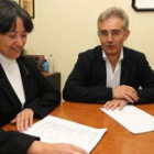 Ángela Marqués y Santiago Rodríguez, reunidos ayer en la sede socialista.