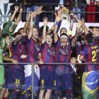 Los jugadores del FC Barcelona levantan la Copa de Europa que consiguieron tras derrotar en la final a la Juventus de Turín.