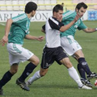 El astorgano Javi Flórez, a la derecha, corta el avance de un jugador burgalés.