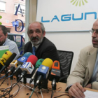 Ignacio Tejera y Santos Llamas, dos de los presidentes de Lagun Air, con Plácido Sánchez, gerente.