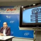Los dirigentes del PP vasco María San Gil y Carmelo Barrio, durante la presentación del vídeo