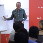 Izquierdo participó en un encuentro con alcaldes de la Comunidad para abordar la despoblación.  GALLEGO