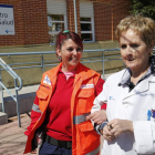 La doctora Galindo (derecha) fue la primera en atender a la pequena en el centro de salud RAMIRO