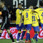 Los jugadores del Las Palmas celebran el gol de Jonatan Viera, este lunes en Mestalla.