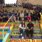 El artista Cuenllas y la concejala con los alumnos que han mejorado el singular proyecto . CÉSAR