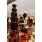 Varias personas disfrutan con el chocolate en el Sica del 2011.