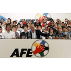 Luis Rubiales, en el centro, acompañado por más de un centenar de futbolistas, entre ellos Casillas, Puyol y Xabi Alonso.