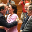 Juan Vicente Herrera felicita a la nueva presidenta de las Cortes de Castilla y León.