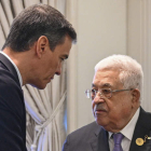 Pedro Sánchez, ayer, con el presidente de la ANP, Mahmud Abbas. BORJA PUIG DE LA BELLACASA