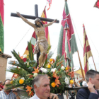 Los pendones acompañan al Cristo de Lorenzana durante la tradicional procesión de las fiestas.