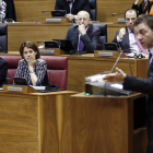 La consejera de Economía y Hacienda y la presidenta escuchan al socialista Roberto Jiménez.