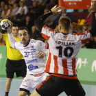 El lateral asturiano Álex Costoya batió a Bruixola sobre la bocina para rescatar un empate que parecía perdido. FERNANDO OTERO