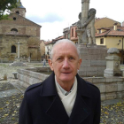 El autor, Carlos Javier Taranilla de la Varga, en la histórica plaza del Grano, que también aparece en la obra