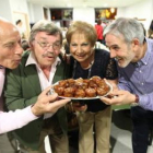 Villanueva, José Sánchez Carralero, María Gutiérrez y Felix García, en La Placa con un plato de andr