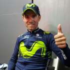 Alejandro Valverde saluda tras su triunfo en Arrate, que le sitúa líder de la Vuelta al País Vasco.