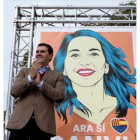 Albert Rivera, ayer en Tarragona, junto a un cartel de Inés Arrimadas.