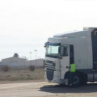La Guardia Civil auxilia al conductor del camión en la A-6.