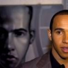Lewis Hamilton durante una visita a una factoría de Mercedes