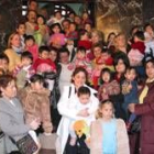 Los padres posaron con sus hijas en las escalinatas de acceso al Ayuntamiento