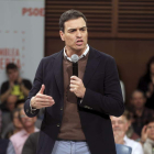 Pedro Sánchez durante su participación en una asamblea abierta en San Sebastián.