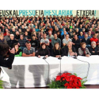 Vista de la reunión celebrada en el Frontón Izarraitz de esta localidad donde un grupo de 400 expresos de ETA presenta esta mañana un análisis de la situación política y de la política penitenciaria del Gobierno.