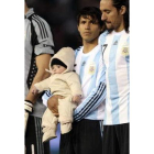 Agüero carga a su hijo antes de jugar contra Colombia.
