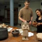 Una trabajadora del Museo de Bagdad junto a un americano revisa algunas piezas recuperadas