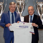 Florentino Pérez, derecha, y Carlo Ancelotti en su presentación como técnico madridista. REAL MADRID