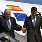 El rey emérito Juan Carlos recibe ayuda para bajar del avión en un viaje que hizo a La Habana en 2016. ROLANDO PUJOL