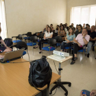 La dermatóloga Elia Samaniego, en uno de los cursos con médicos de Atención Primaria. F. OTERO PERANDONES
