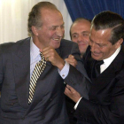 Imagen del rey bromeando con Adolfo Suárez en 2002 durante la entrega de un premio a los valores humanos.