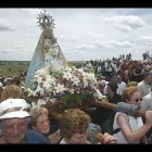 Al pie de la cuesta que sube al santuario la talla fue recibida por la Virgen del Rosario de Castrotierra, en medio de cánticos, después de que la primera derramase durante más de una semana el agua ansiada.