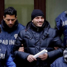 El supuesto jefe de la Camorra Alessandro Giannelli, en el centro, es escoltado por la policia tras ser arrestado por los Carabinieri cerca de Caserta  en Napoles  Italia  el 9 de febrero del 2016.