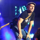 Fito Cabrales, líder de la banda, que actuó en Ponferrada con su inseparable gorra, conquistó al púb