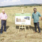 El alcalde de Almanza, junto a los responsables de la empresa, presentaron ayer los detalles del proyecto. CAMPOS