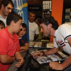 Samuel Sánchez firmó decenas de autógrafos a los jóvenes aficionados a la bicicleta.